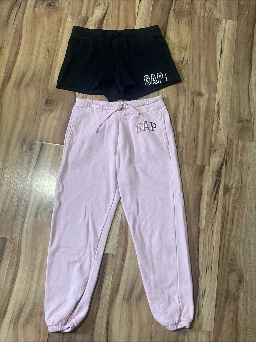 Gap Fleece Capri Bundle – Light Pink Crop Joggers and Black Lounge Shorts
Sz S